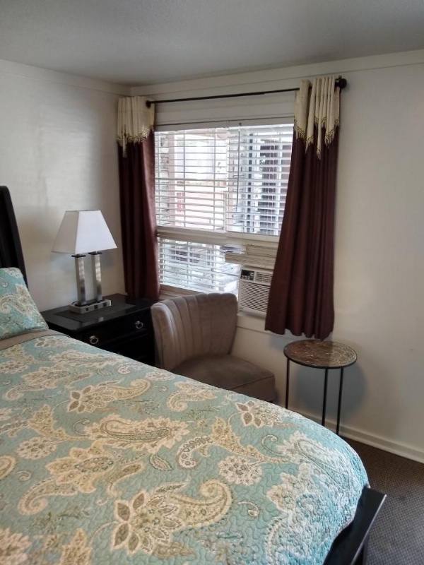 Holiday Motel Bend image 37