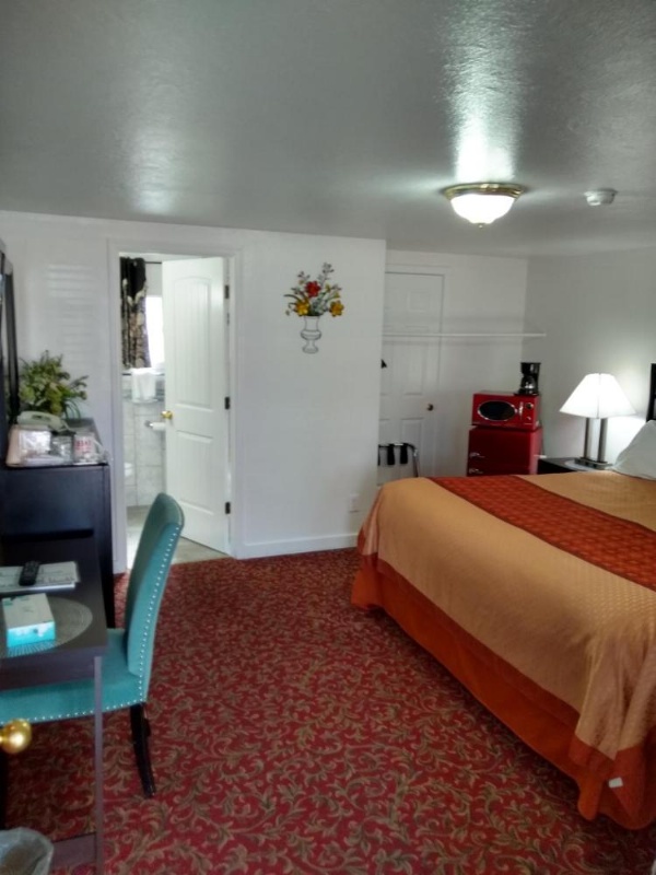 Holiday Motel Bend image 42