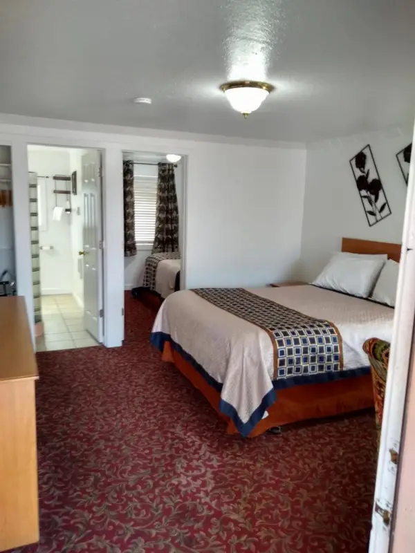 Holiday Motel Bend 4