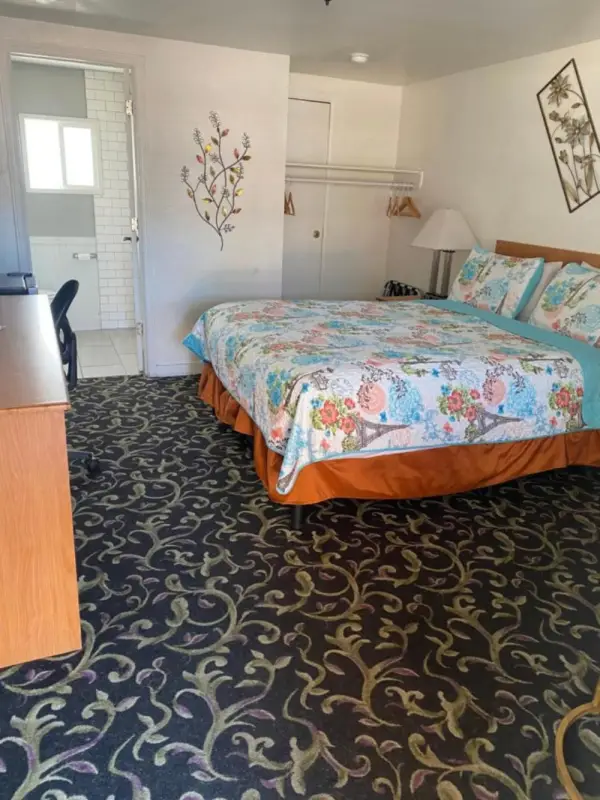 Holiday Motel Bend 6
